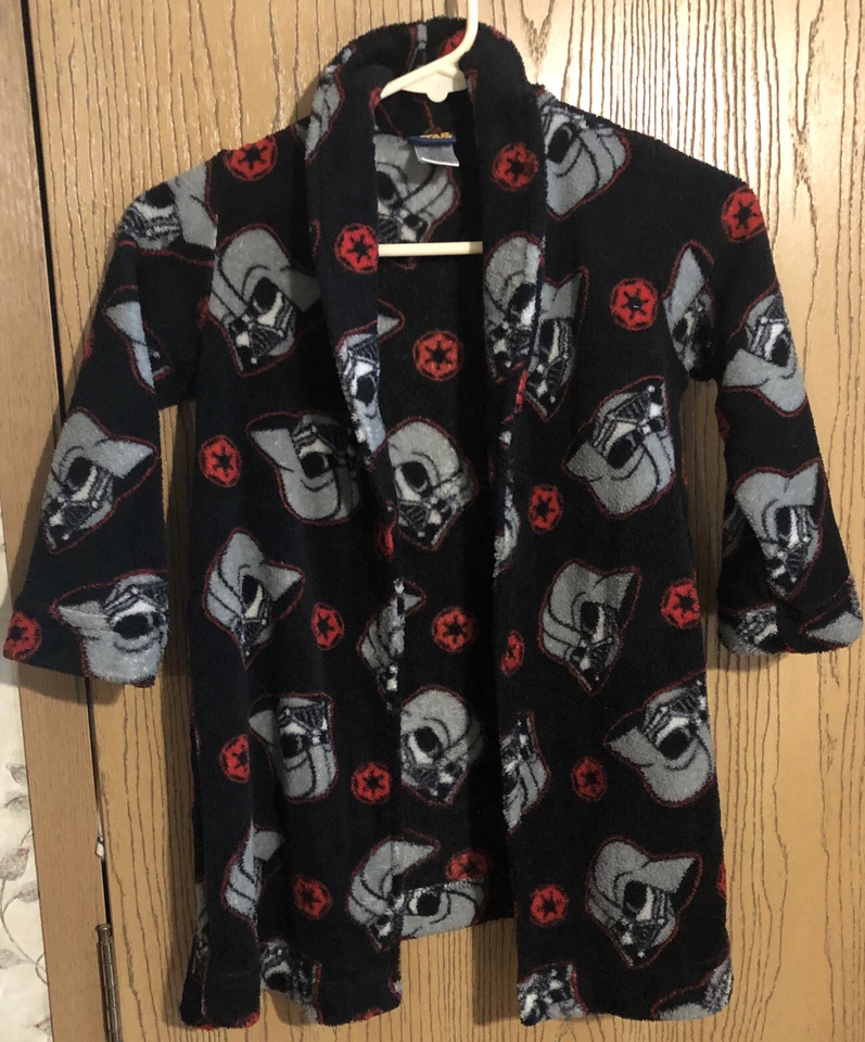 Bata de baño polar oficial Star Wars Darth Vader para niño | Talla 4T/5T vacaciones de invierno Foto 3 de 4