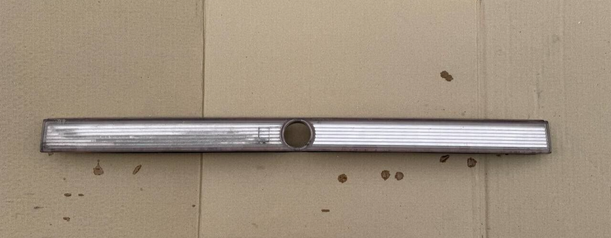 95 - 99 MERCEDES W140 REAR REFLECTOR BAR TRIMS TAIL LIGHT CENTER