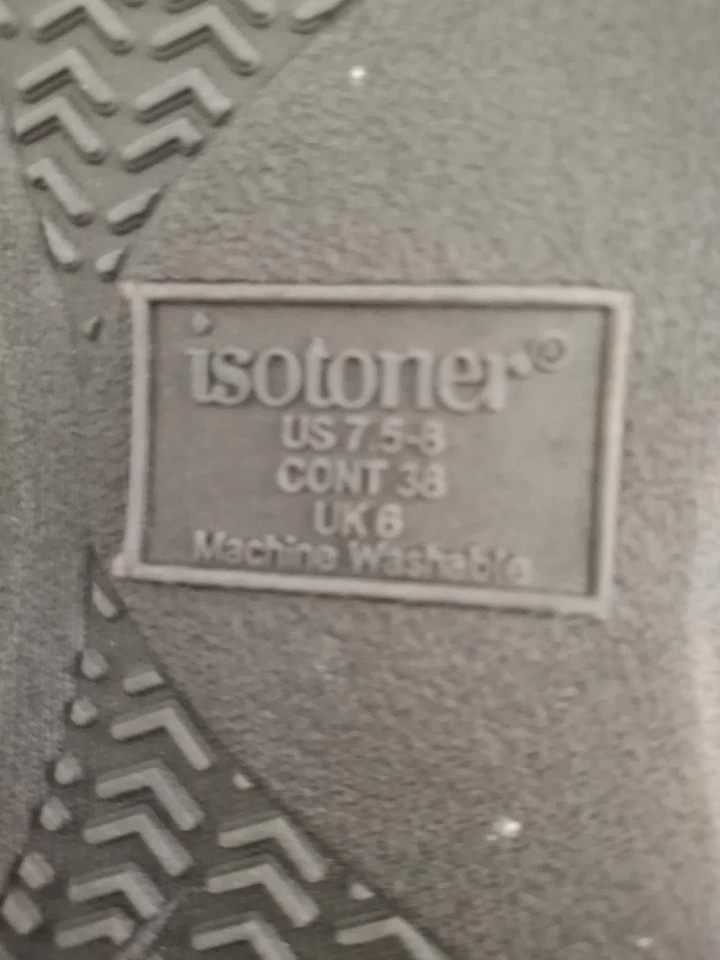 Tanga Isotoner 7,5-8 W flip flop acolchoada cinza e preta lavável na máquina - Imagem 3 de 4