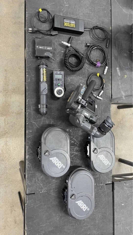Paquete de cámara ARRI 435ES de 4 perfectos con 3 cargadores de 400 pies y placa de montaje de oro de 24 VG Foto 2 de 4