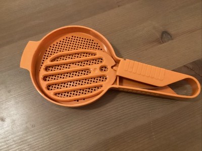 VintageTupperware Sift-it Paddle Harvest Orange Flour/Powdered Sugar Sifter
