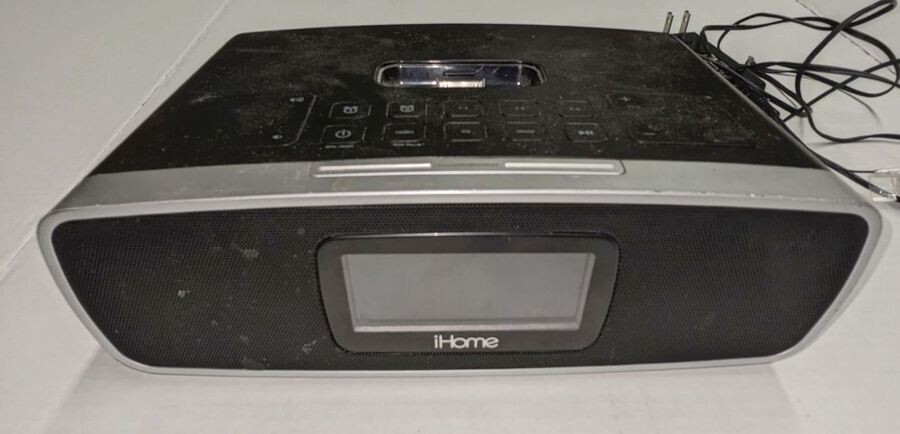 iHome Speaker Radio Alarm Clock Model IP90 11"W x 7"D x4"H