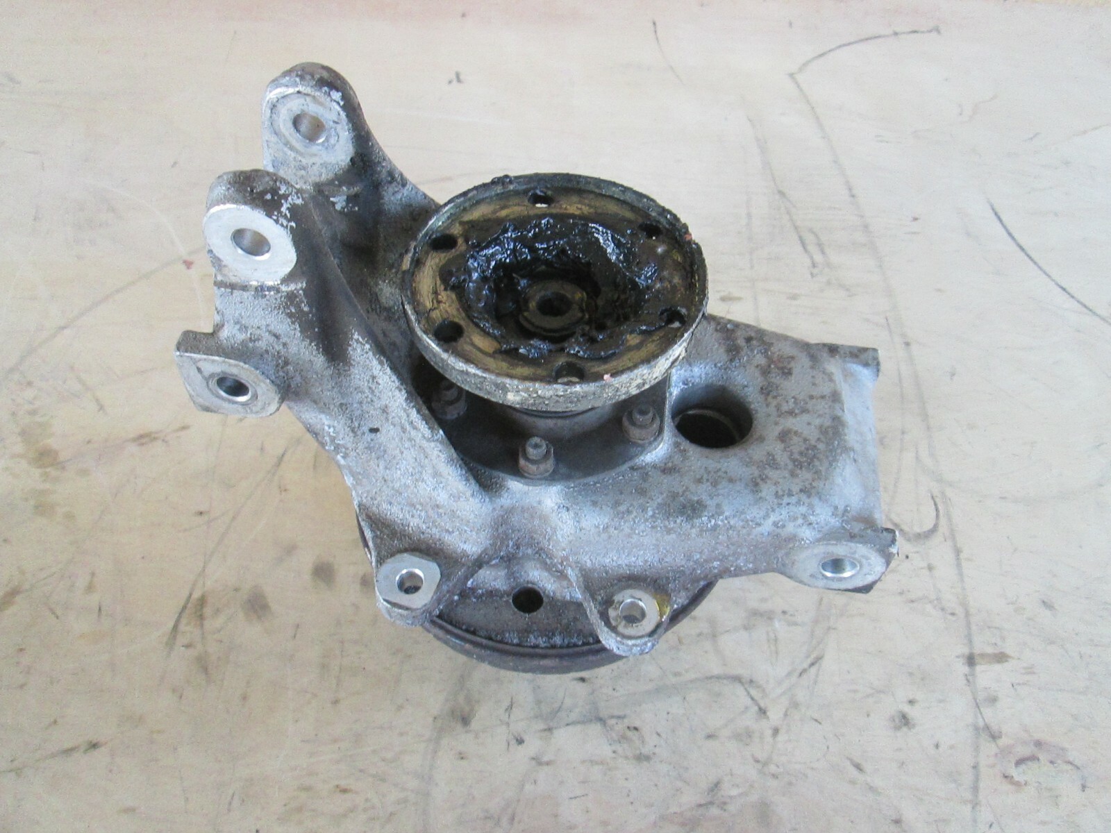 Ferrari Mondial t - LH Rear Wheel Hub Holder Stub Axle / Bearing  P/N 136250