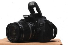 Canon EOS 700D 18 MP Full HD DSLR mit Canon EF-S 18-55mm IS Objektiv und Zub ...