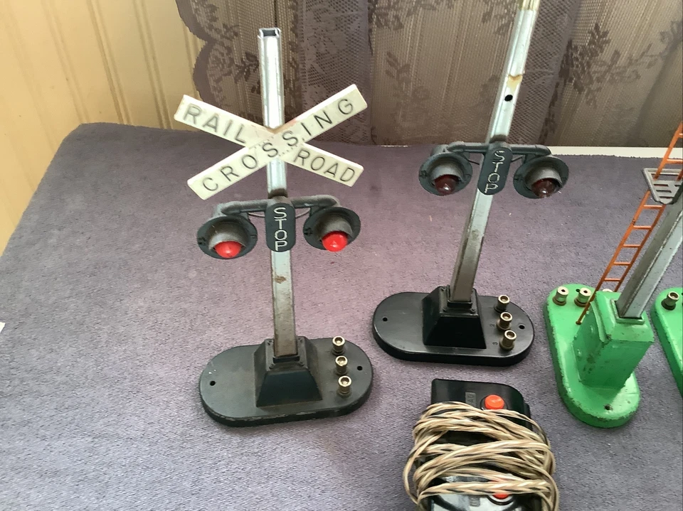 Vintage O Scale Lionel Signal Lights Used Tested Need Some Bulbs And A Switch  - Image 2 of 4