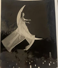 Silent Movie Star Janet Gaynor Lies On Paper Moon Photo 1st Academy Award Win