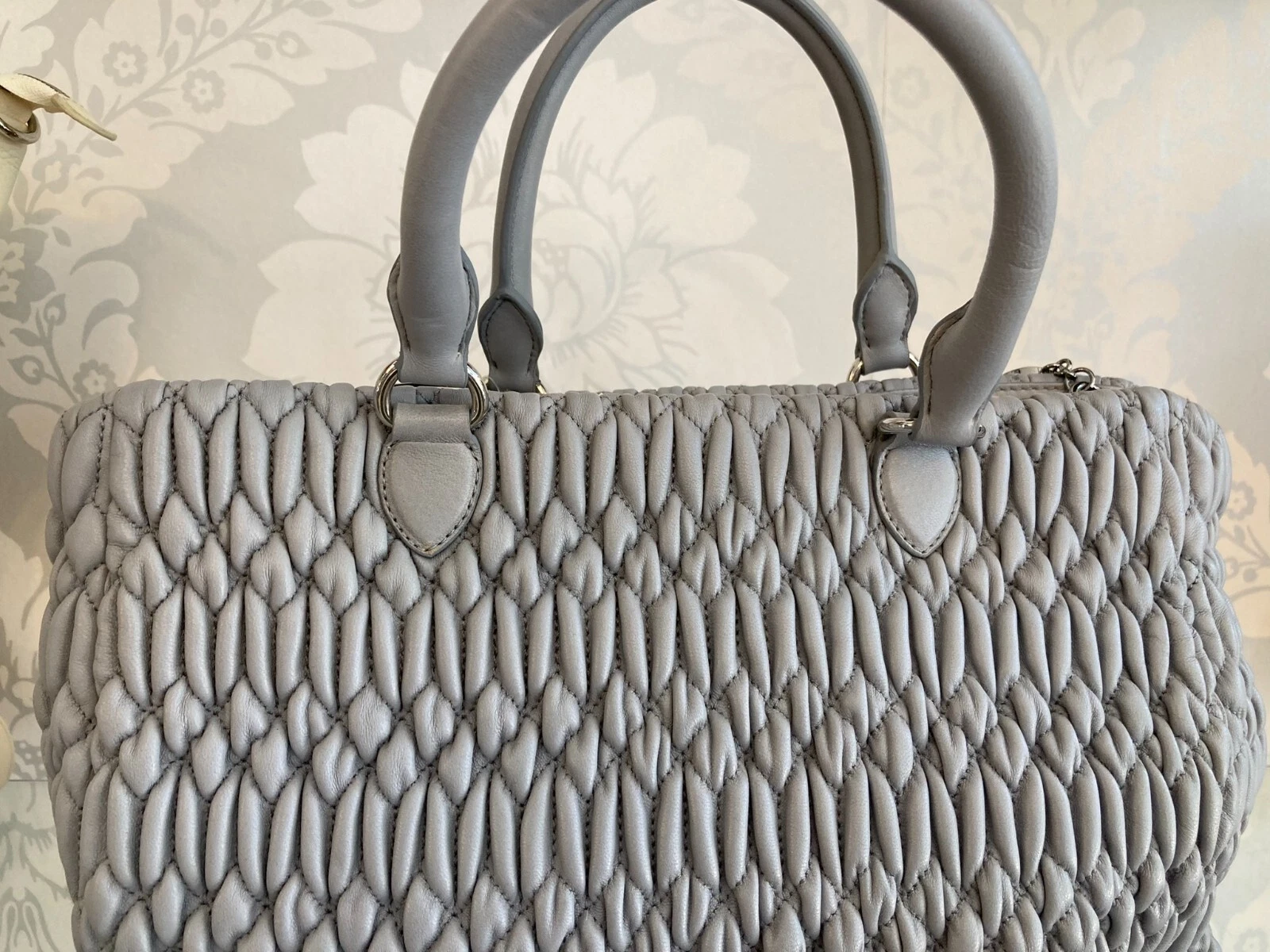 MIU MIU Borsa a mano borsa a tracolla MIU nappa grigia trapuntata in pelle cristallo $3450