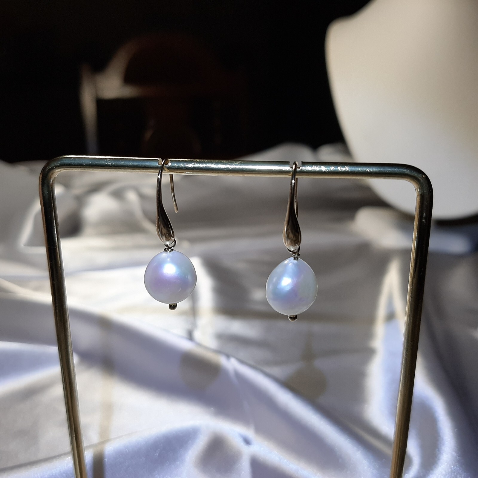 Dormeuses en laiton doré à l'or jaune et perle de culture, cadeau idéal pour femme