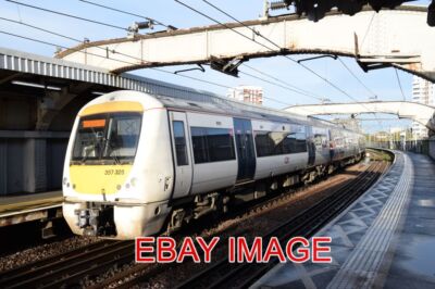 PHOTO  CLASS 357 4-CAR EMU NO. 357 325 OF TRENITALIA C2C ON THE 14.53 FENCHURCH