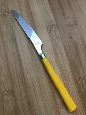 Stainless MARIGOLD Yellow Orange Oval Handle SERRATED DINNER KNIFE 8.25” NEW