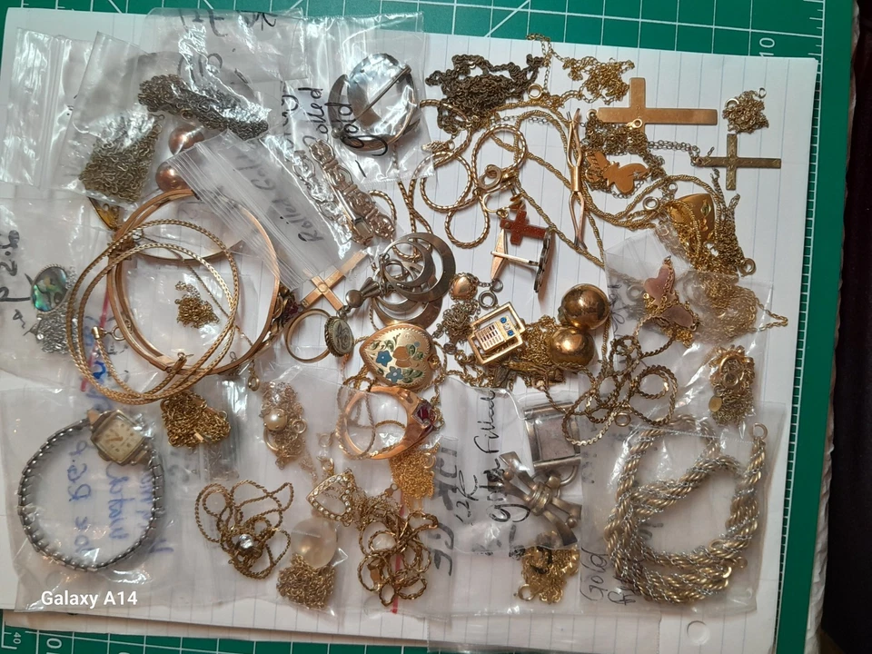 233 gramos de joyería surtida llena de oro de 10k, 12k y 14k Foto 2 de 4