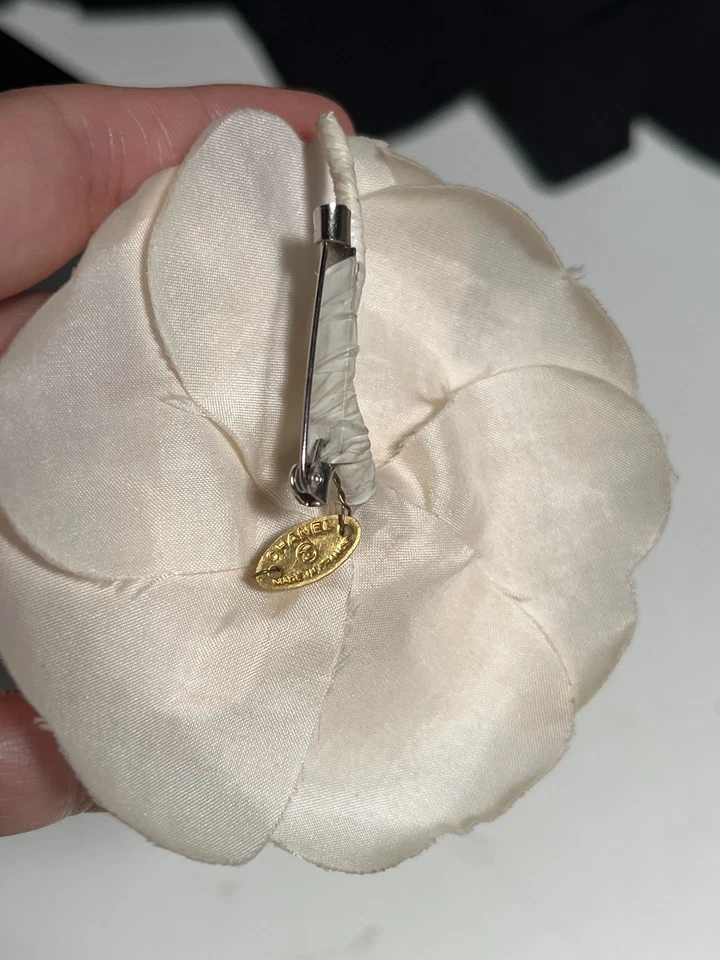Broche Chanel Camelia seda blanca  Foto 2 de 3