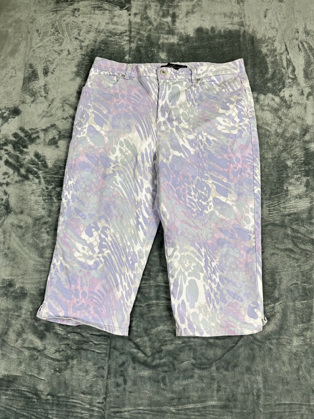 Gloria Vanderbilt Amanda Capri Pants Womens Size 16 Pastel Animal Print
Opens in a new window or tab