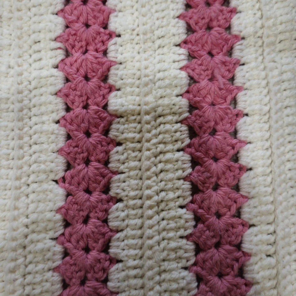 Manta afgana de ganchillo hecha a mano mezcla de lana blanca y rosa 74"x 41" de colección años 80 Foto 3 de 4