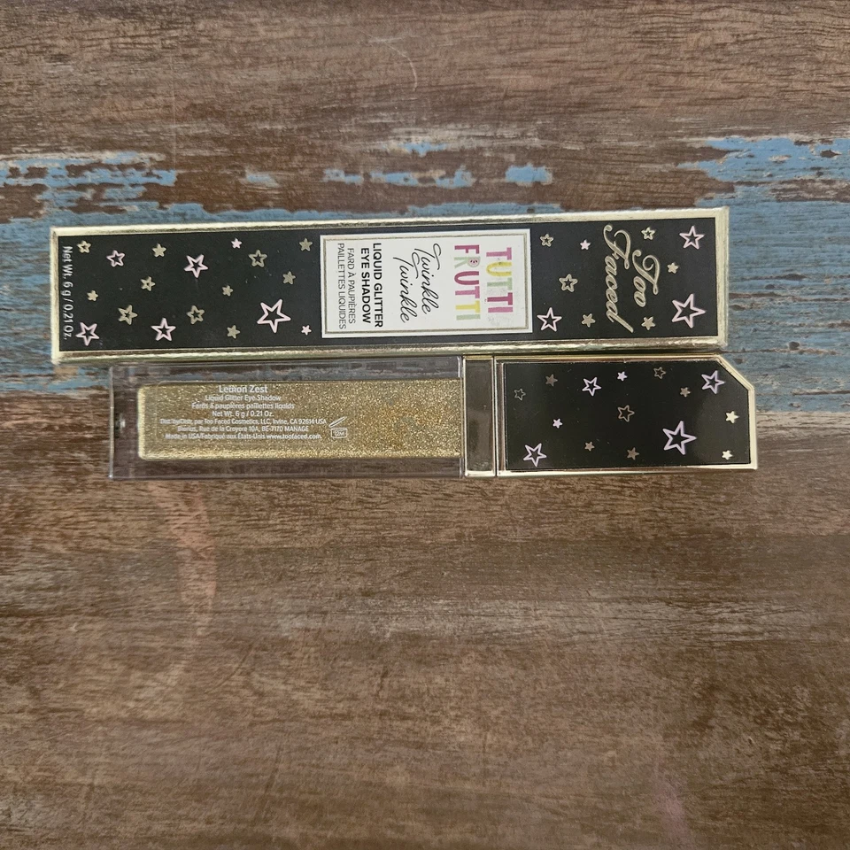 Sombra de ojos Too Faced Twinkle Brillo líquido en "Ralladura de limón" 6 g/0,21 oz. Foto 3 de 4