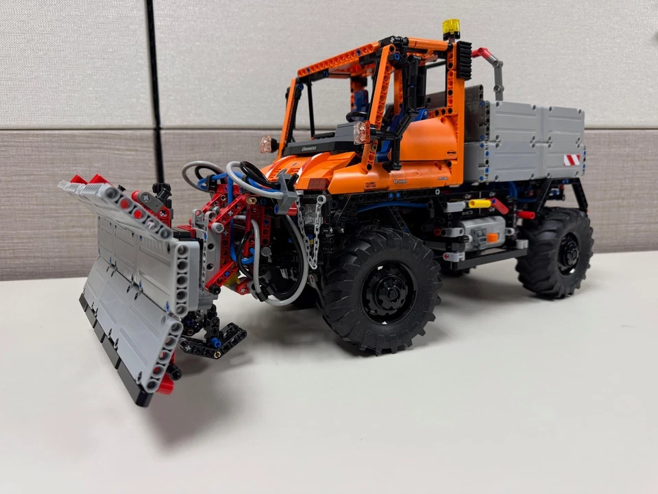 LEGO TECHNIC 8110 MERCEDES-BENZ UNIMOG U400 CUSTOM SNOWPLOW TRUCK MOC - Image 2 of 4