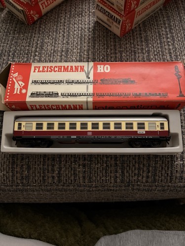 Fleischmann HO 5116 DB Basel SBB Reisezugwagen / rote & cremefarbene Lackierung verpackt - Ref #160 | Zustand: Used