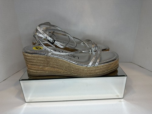 SANDALIA CALVIN KLEIN NEVE CUÑA PLATA TIRAS TALLA 9 NUEVA IMITACIÓN CUERO - Imagen 4 de 6
