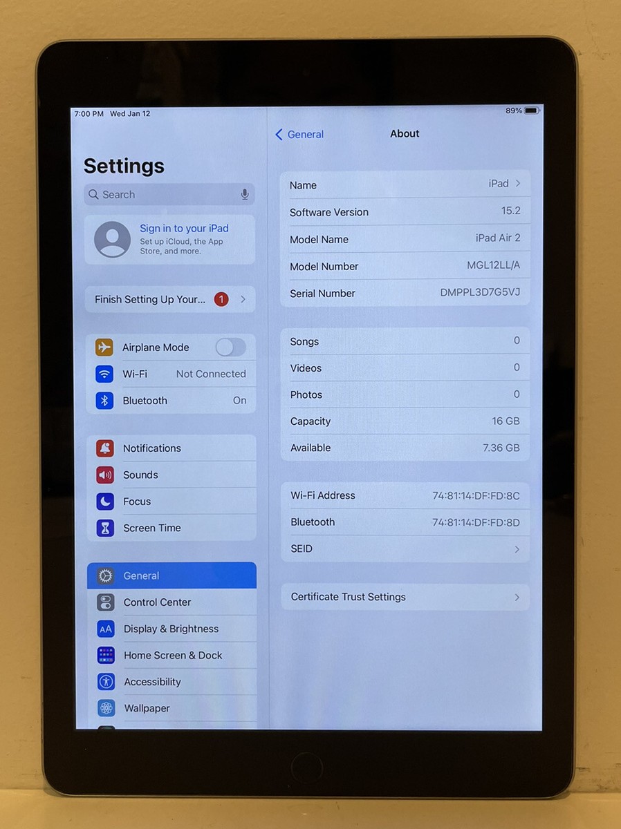 Apple iPad Air 2 16GB, Wi-Fi, 9.7in - Space Gray - No Touch ID