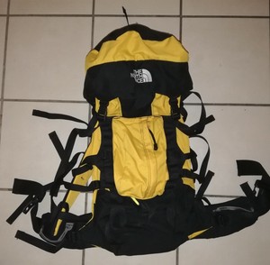 mochila north face amarilla