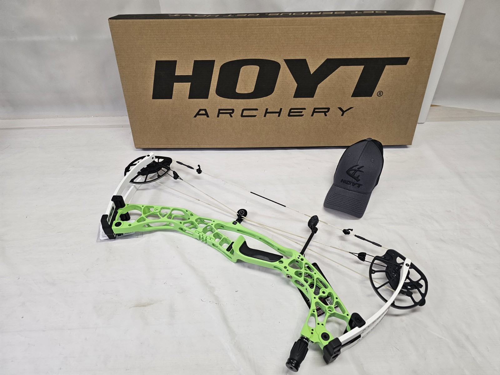 Hoyt AX-2 29 60 - 70lbs/25" - 30"/TWISTED GREEN/White Limbs and Strings
