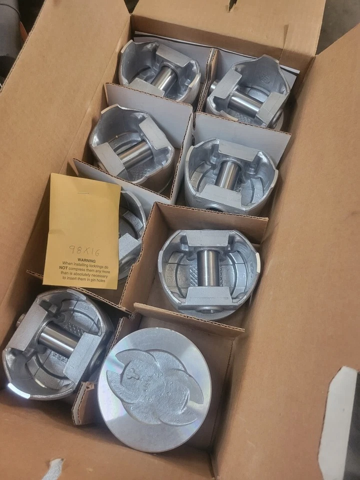 Juego de 8 pistones Silvolite 1139+.030 V8 390 Ford 6.4L 1968 - 1976 Foto 4 de 4