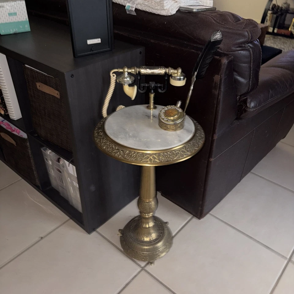 Mesa telefónica vintage de latón estilo francés con tapa de mármol Foto 2 de 3