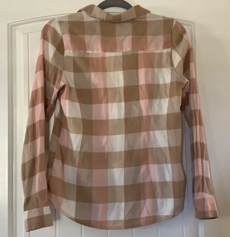 Franela con botones Rue 21 talla mediana Foto 2 de 3