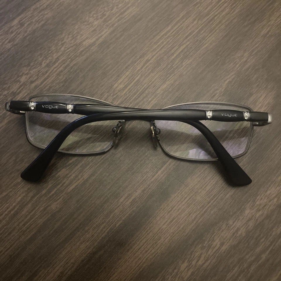 Черная полированная оправа для очков VOGUE VO3922-B 938 Petite 52-16-135 - Изображение 3 из 4