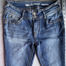 WallFlower Women's Curvy Bootcut Medium Wash Blue Denim Jeans Embroidered 5-Poc  