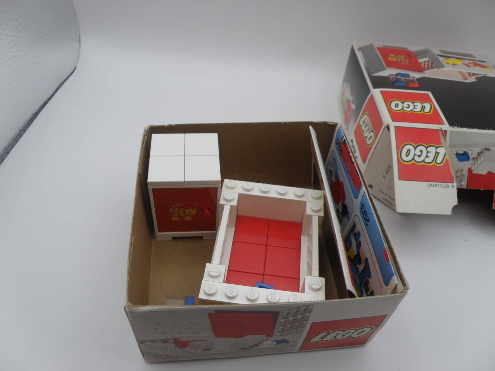 Foto 3 van Vintage LEGO Homemaker Set 271 Baby's Cot and cupboard with instructions and Box