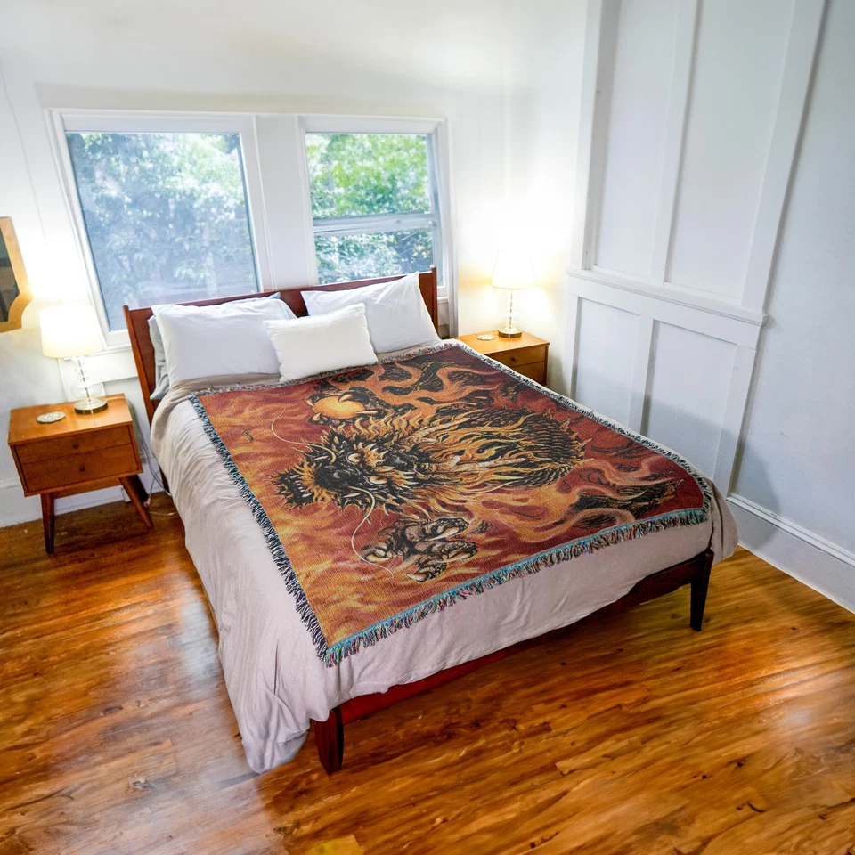 Manta Dragón de Fuego de Kayomi Harai Tejida de Algodón Hecha en EE. UU. (72x54) Foto 3 de 4