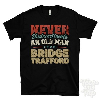 T-SHIRT UNTERSCHÄTZE NIEMALS EINEN ALTEN MANN VON BRIDGE TRAFFORD Weihnachtsgeschenk Cheshire