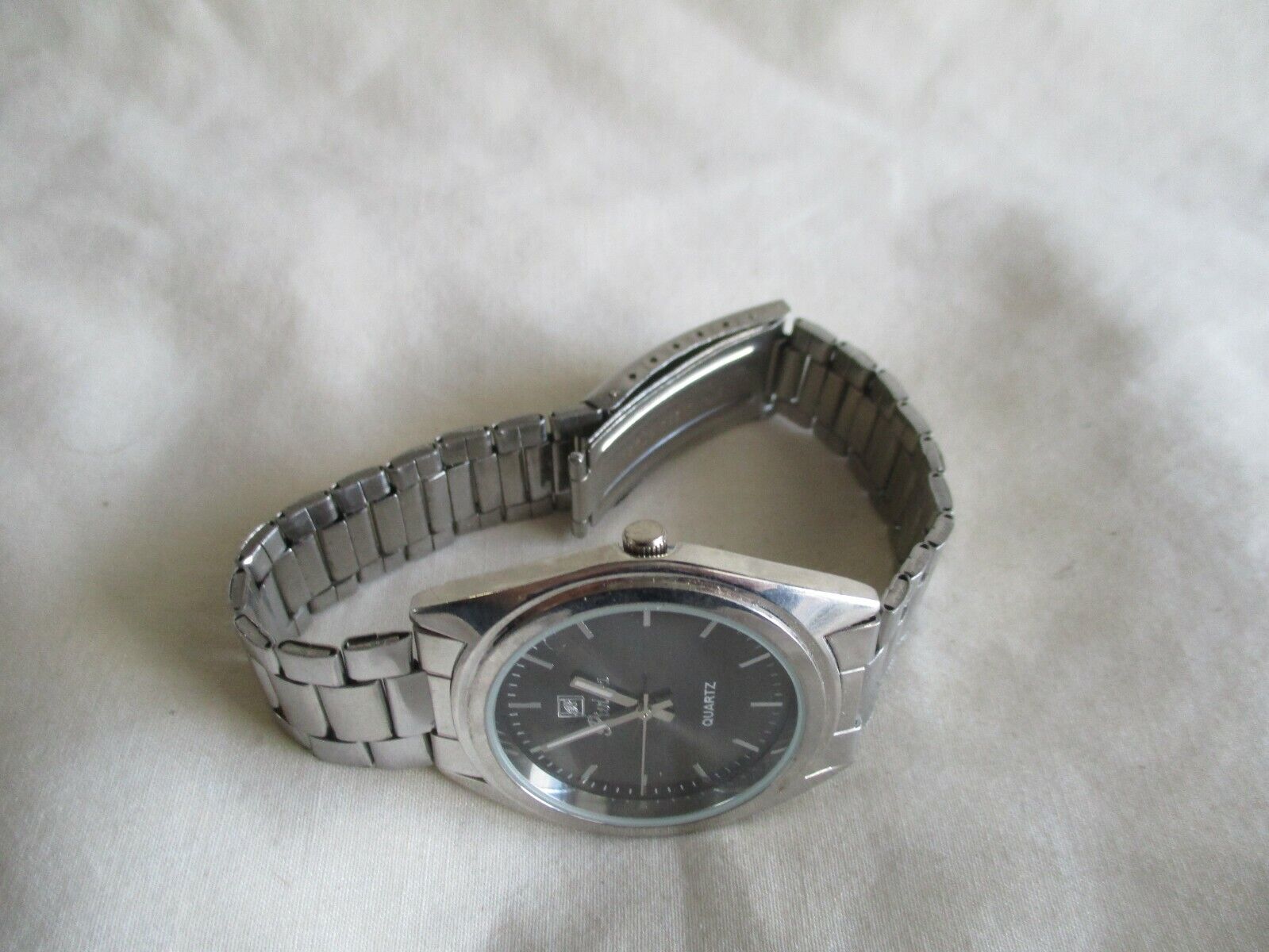 Riviera Analog Wristwatch with Quartz Movement
