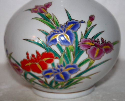Chinese Porcelain 6" Vase Hand Painted Flowers & Bird with Gold Outlines & Trim - Picture 2 of 11