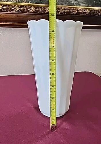 Vaso a coste bordo smerlato in vetro al latte traslucido 8,5" - Foto 3 di 9