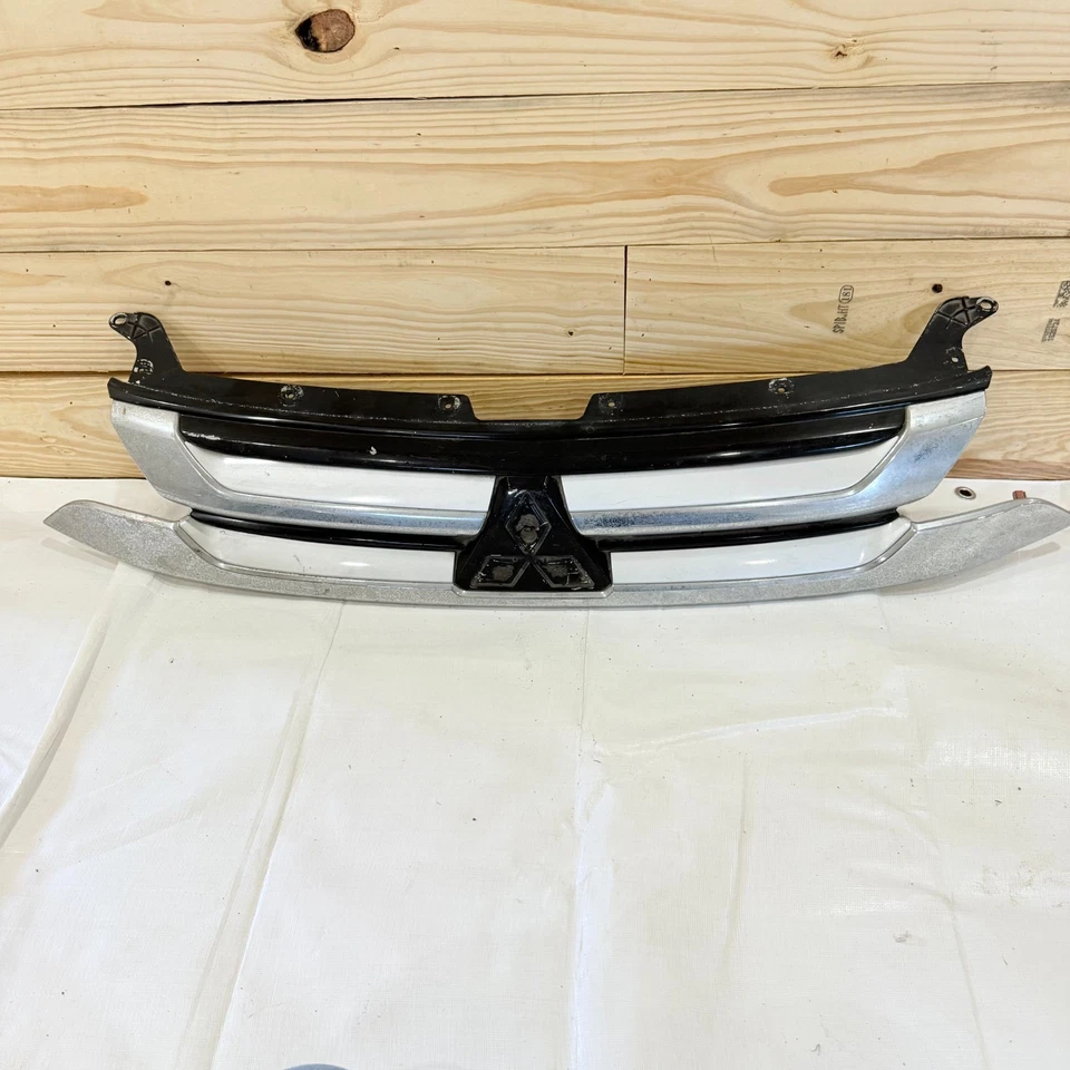 Parachoques delantero radiador parrilla superior Mitsubishi Outlander 2016 2017 2018 7450A992 Foto 3 de 4