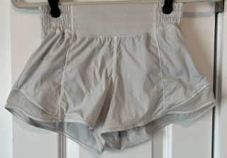 Pantalón Corto Lululemon Hotty Hot Tiro Alto 2.5" Blanco Talla 2 (W7AY1R)