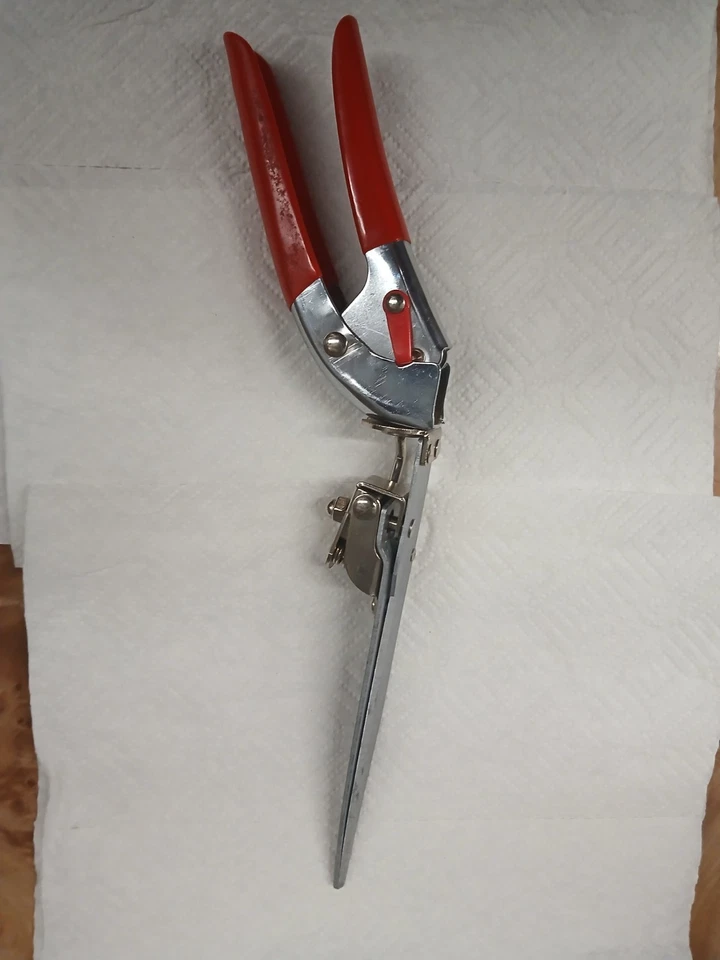 Corona - Tijeras de césped giratorias con mango rojo de fácil agarre - Modelo # GS3750 Foto 4 de 4