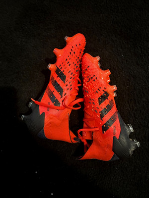 Red Adidas Predator soccer cleats size 4 condition is NEW without box