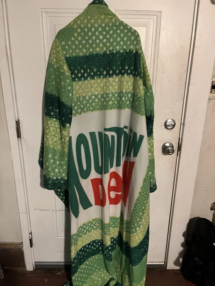 Manta polar súper suave cómoda con manga MOUNTAIN DEW DO THE DEW 71 pulgadas x 54 pulgadas Foto 4 de 4