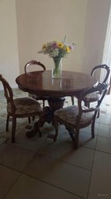 Tavolo classico rotondo  con 6 sedie intagliate – perfetto per restyling vintage