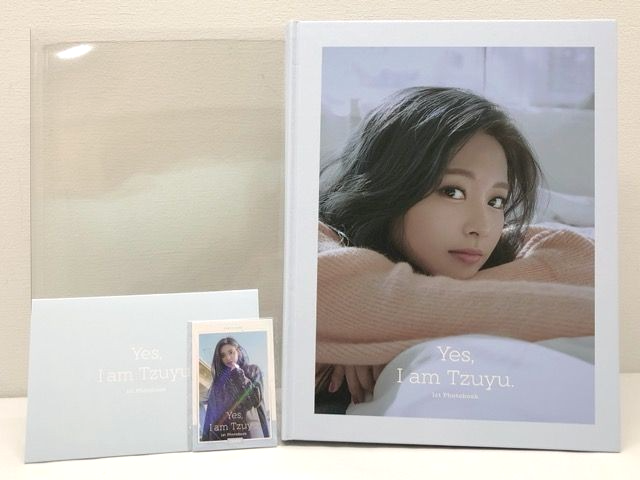 Yes, I am Tzuyu: 1ST PHOTOBOOK Blue ver. アート・デザイン・音楽