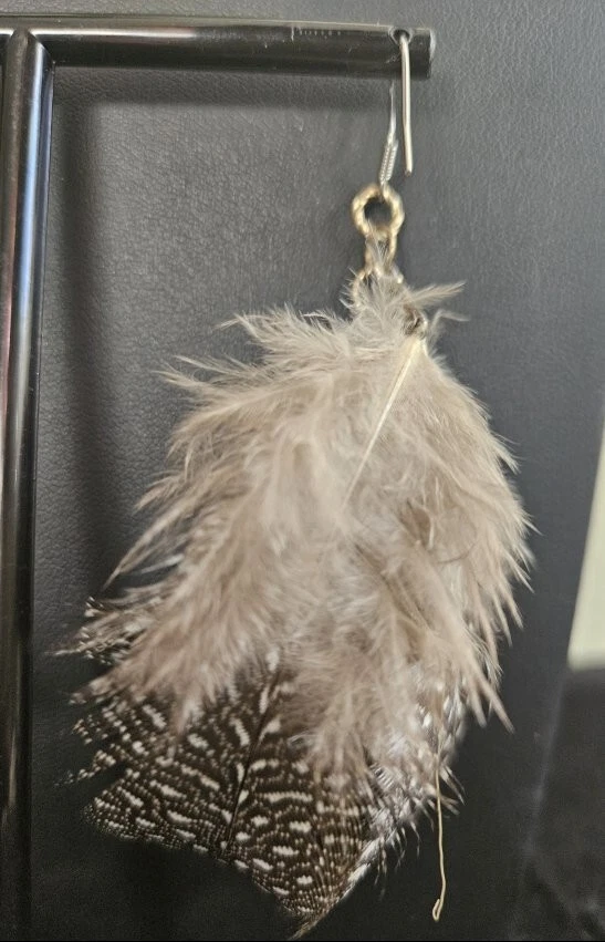 * Pendientes colgantes de perlas y cadena de plumas marrones Foto 4 de 4