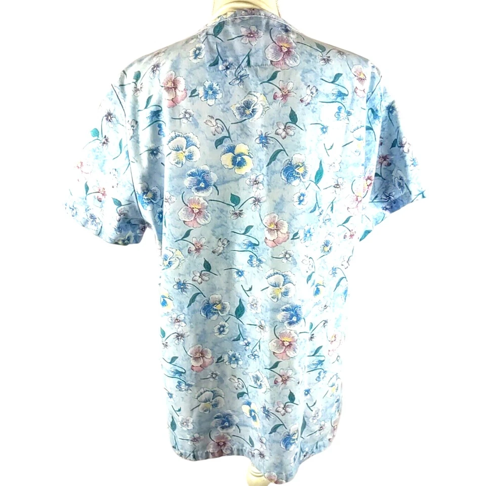 Blusa Médica Fashion Seal Healthcare Talla Mediana Azul Blanco Rosa Pansey Flores Foto 4 de 4