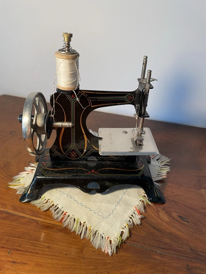 Ancienne petite Baby machine à coudre pour enfant - Photo 2/4