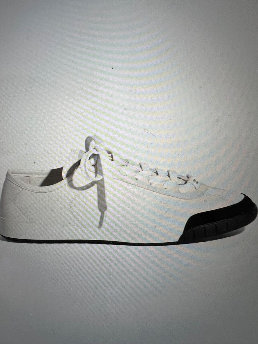 Chanel 2024S NEW TAGS WHITE BLACK CHANEL CC LOGO SNEAKERS Chanel 2024S NEW TAGS WHITE BLACK CHANEL CC LOGO SNEAKERS