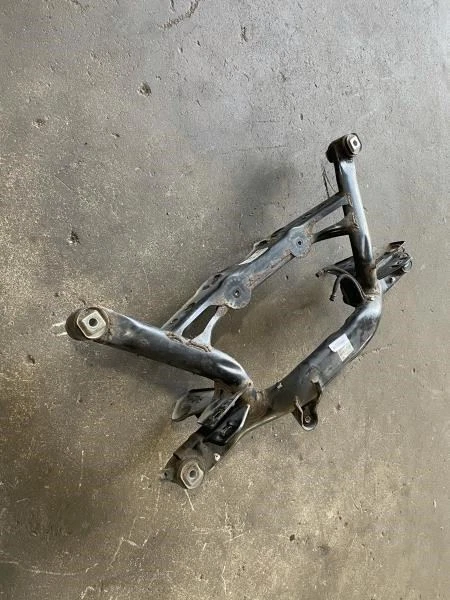 Volkswagen Tiguan 2009 2018 2,0 L AWD suspensión trasera travesaño subchasis OEM+ Foto 2 de 4