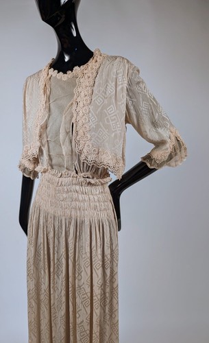 EDWARDIAN CHINOISERIE SILK DRESS W RUCHING + LACE TRIM - Picture 5 of 9