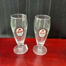 2 verres de bière à pied de marque pale ale